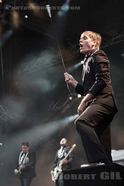 THE HIVES - 2007-08-24 - SAINT CLOUD - Domaine National - Grande Scene - Per Almqvist - Mikael Karlsson Åström - Björn Mattias Bernvall